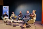 - Le plateau de la table ronde avec les journalistes invités et les élèves de Benoit Courapied, animateurs lors de la soirée débat de la Médiathèque de Saint-Lô.